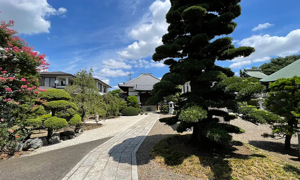 宝蔵寺の境内
