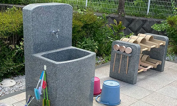 墓域の入口に水場
