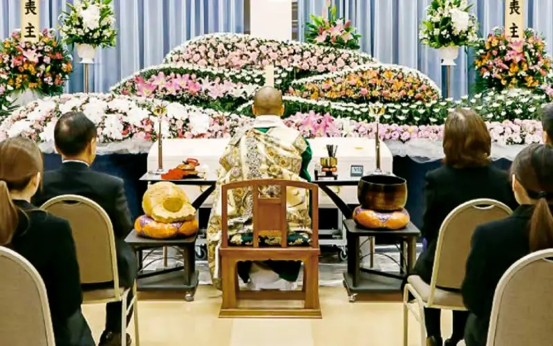 花祭壇が設けられた葬儀式場