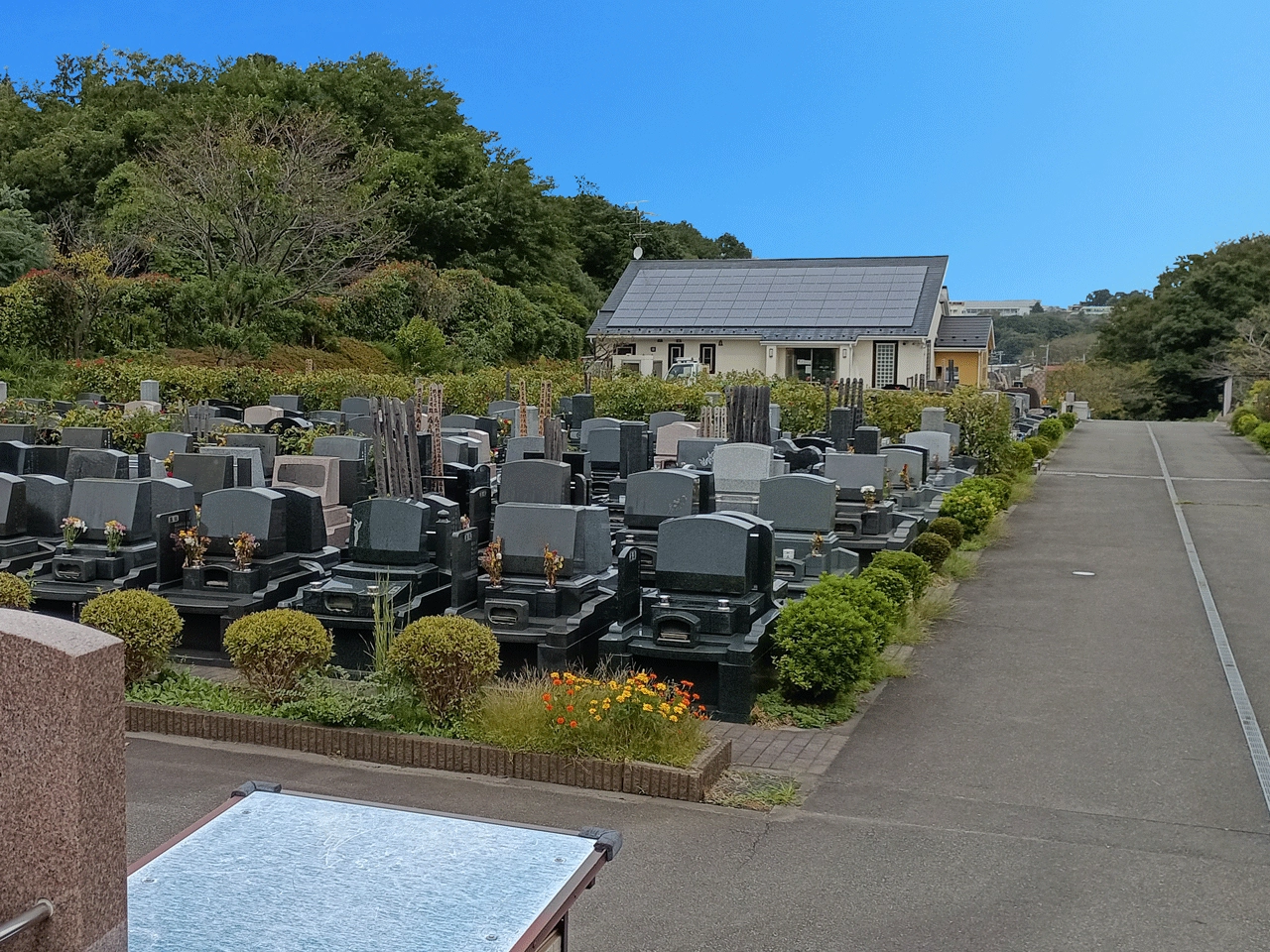 多摩聖地霊園の観音像と緑